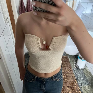 Tubetopp  - En beige somrig tubetopp. Har använt typ 3 gånger