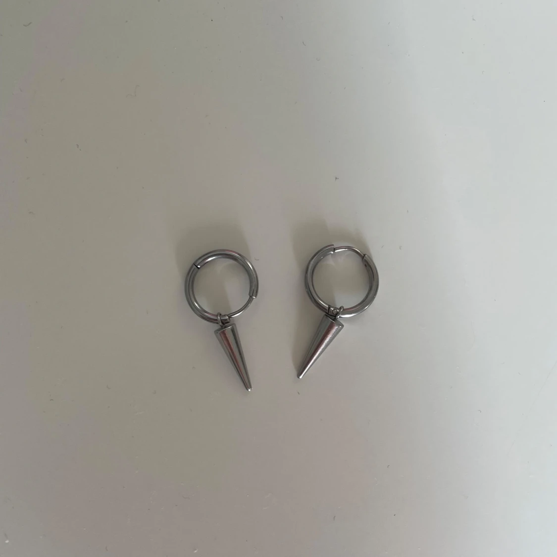 Silvriga örhängen från Edblad