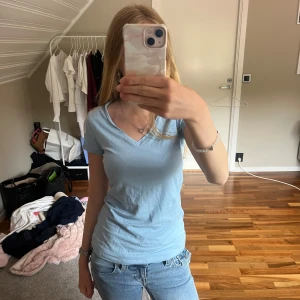 Ljusblå v-ringad t-shirt Basic You XS - Säljer en V-ringad ljusblå t-shirt från basic you (Ullared). Använd några gånger. Storlek XS.