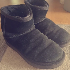 svarta uggs, skopunkten  - säljer nu mina svarta "uggs" från skopunkten då jag inte vill ha dom längre 💓 haft dom då sedan januari 2024 och dom har inga hål och är inte sönder. tecken på användning finns men annars inget fel på dom💓 köpt för 500kr. 