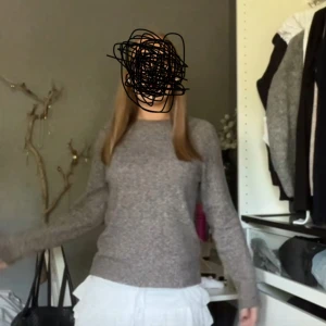 Stickad tröja - Fint skick, lite nopprig men syns knappt därav priset (det är jag på första bilden)