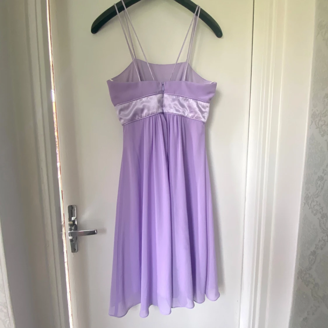 Ljuslila kortklänning med satinband - 3