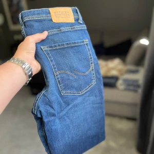 Jack & Jones jeans - Tjena, säljer nu dessa riktigt snygga Jack & Jones jeans i ett väldigt bra skick. Storlek: 14 år (164). Passar som L30/31 och W29/30. Nypris ca 600kr. Hör av dig vid frågor! Slå till😉🙌