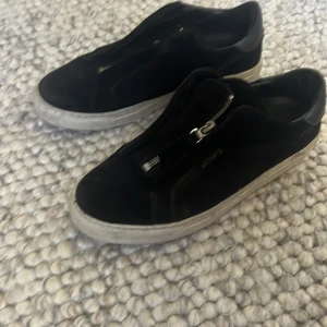 Arigatos storlek 41-40 - Arigatos som e ganska slitna och lite trasiga 