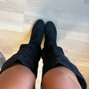Boots klackar - Säljer dessa boots stövlar som jag tror är från hm men är osäker, storlek 37, man kan dra ner dom om man skulle vilja ha en lite mer pösigare stil, säljer även ett par med högre klack🫶🥰