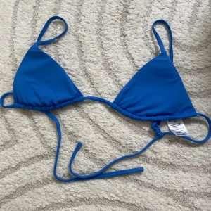 Blå trekantsbikini med knytband - Snygg blå trekantsbikini med smala axelband och knyt i ryggen. Klassisk modell med enkel design, perfekt för stranden eller poolen. Pris går att diskutera! 