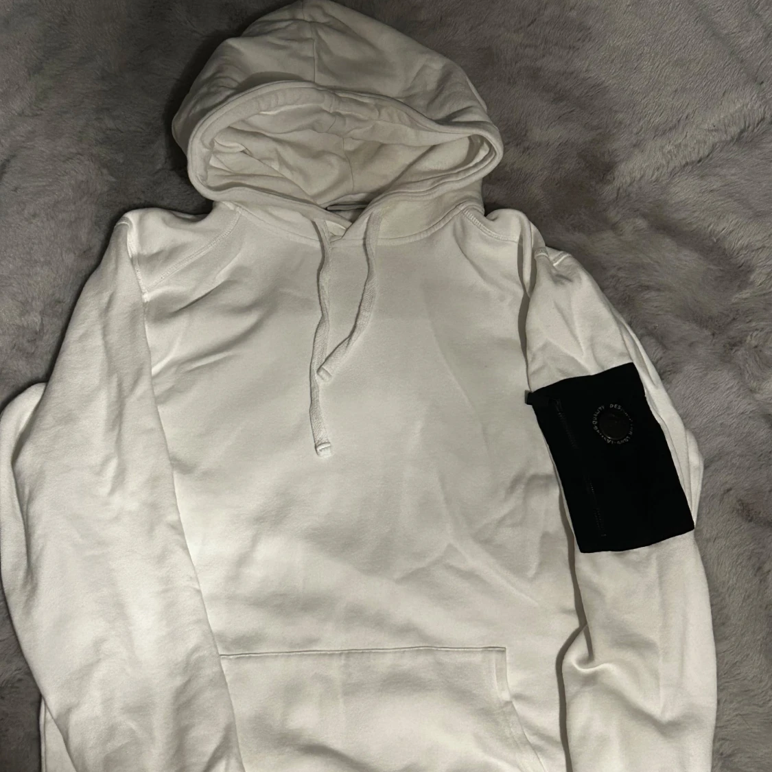 Vit hoodie från Snoot med ärmficka