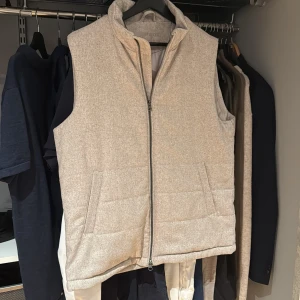 John Henric väst  - Hej säljer en snygg väst från John Henric. Västen är beige och i storlek L. Västen är i ett mycket fint skick och passar till de mesta. Mvh Ted