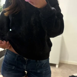 Lågmidjade jeansshorts - Snygga mörkblå jeansshorts från Fishbone, jag har klippt de själv från ett par jeans men inte sytt så om man vill ha de kortare kan man klippa mer! De passar från S-M möjligtvis XS, älskar dessa men pris kan diskuteras!