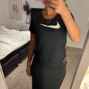 Svart Nike t-shirt med logga - Svart t-shirt från Nike, i träningsmaterial! Passar från Xs-M!