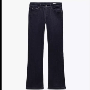 Mörkblå low waist bootcut jeans Zara - Snygga mörkblå low waist jeans från Zara med  bootcut-ben. Tyvärr passa dom inte mig och är endast använda 1 gång. Dom är långa på mig som är ca 166, därav har dom tyvärr släpats lite i marken (kolla sista bild) men inget man tänker på!💕 