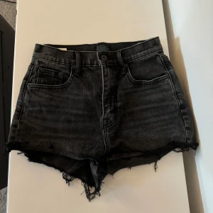 Svarta högmidjade jeansshorts Lee - Snygga svarta jeansshorts, använda en gång!🫶