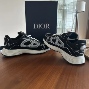 Svarta och vita Dior sneakers - Ett par Dior B30 i storlek 44,använda en gång,box påse tillkommmer 
