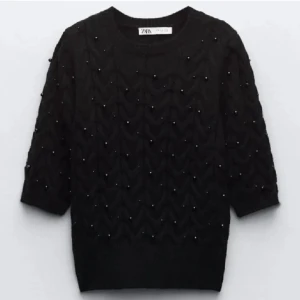 Svart stickad tröja med pärlor från Zara - Supersnygg svart stickad tröja från Zara med pärldetaljer över hela tröjan. Skulle vilja påstå att den är S i storleken men det står L