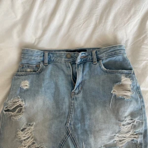  jeanskjol från Hollister - Säljer min favvo kjol ifrån hollister för att den blivit för liten för mig. Älskar verkligen denna kjol. Skulle säga att den passar xs-s!!❤️❤️