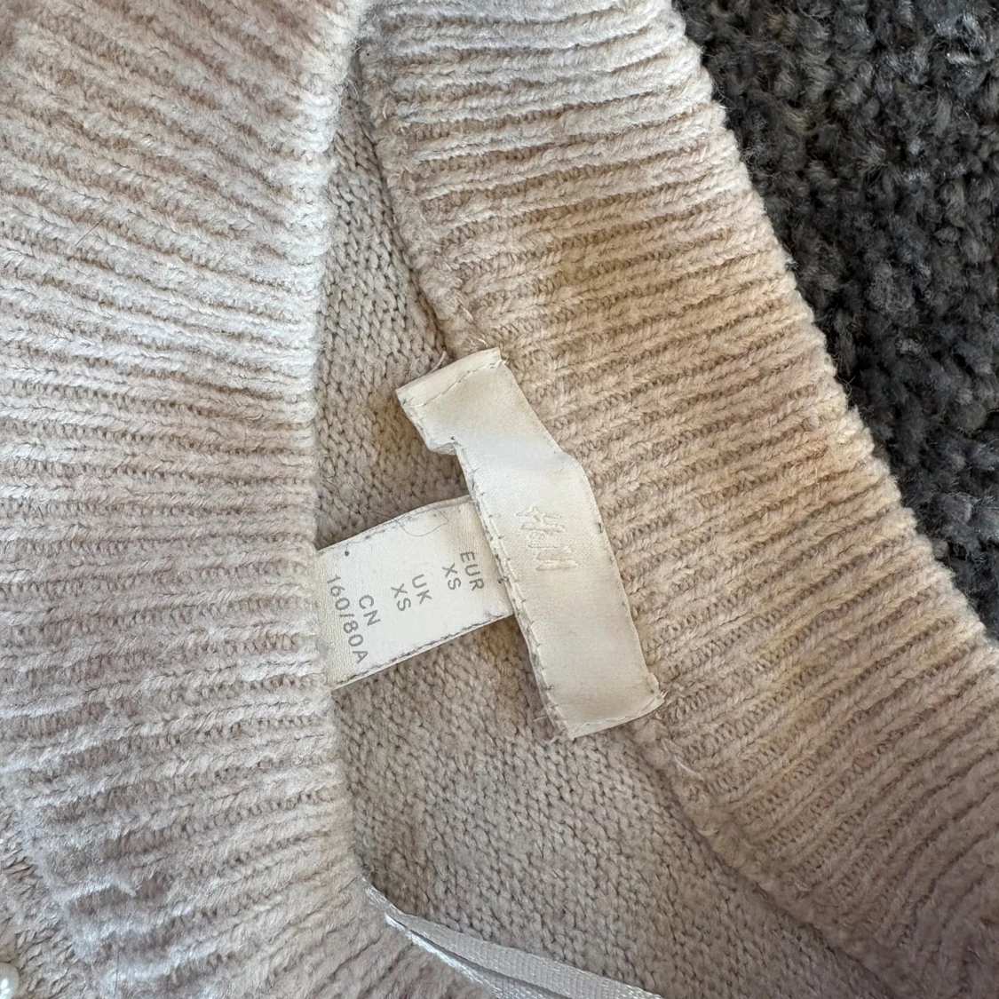 Beige stickad tröja med pärlor H&M - 2
