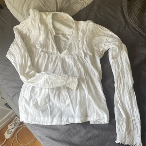 Vit blus - En söt vit blus från Gina Young💞den är i storlek 170 och jag säljer den då den inte kommer till användning längre skriv om ni har några frågor eller något!