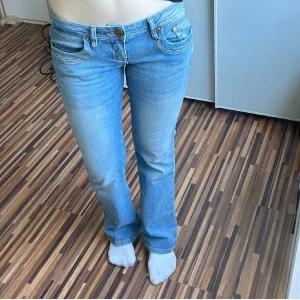 Ljusblå Ltb bootcut jeans  - Säljer ett par ljusblå jeans med snygg bootcut och låg midja. Köpte här på Plick, men har inte kommit till användning. Hör av er vid intresse av köp!! Storlek W26, skulle säga att dom passar xxs-xs💕(lånade bilder)