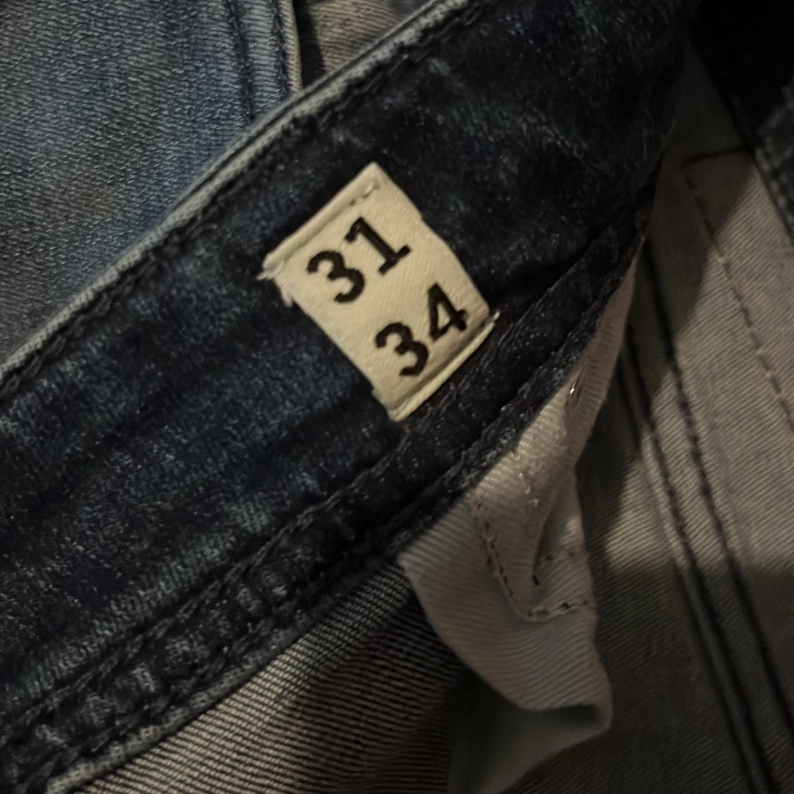 Mörkblå slitna jeansbyxor 31/34 - 1