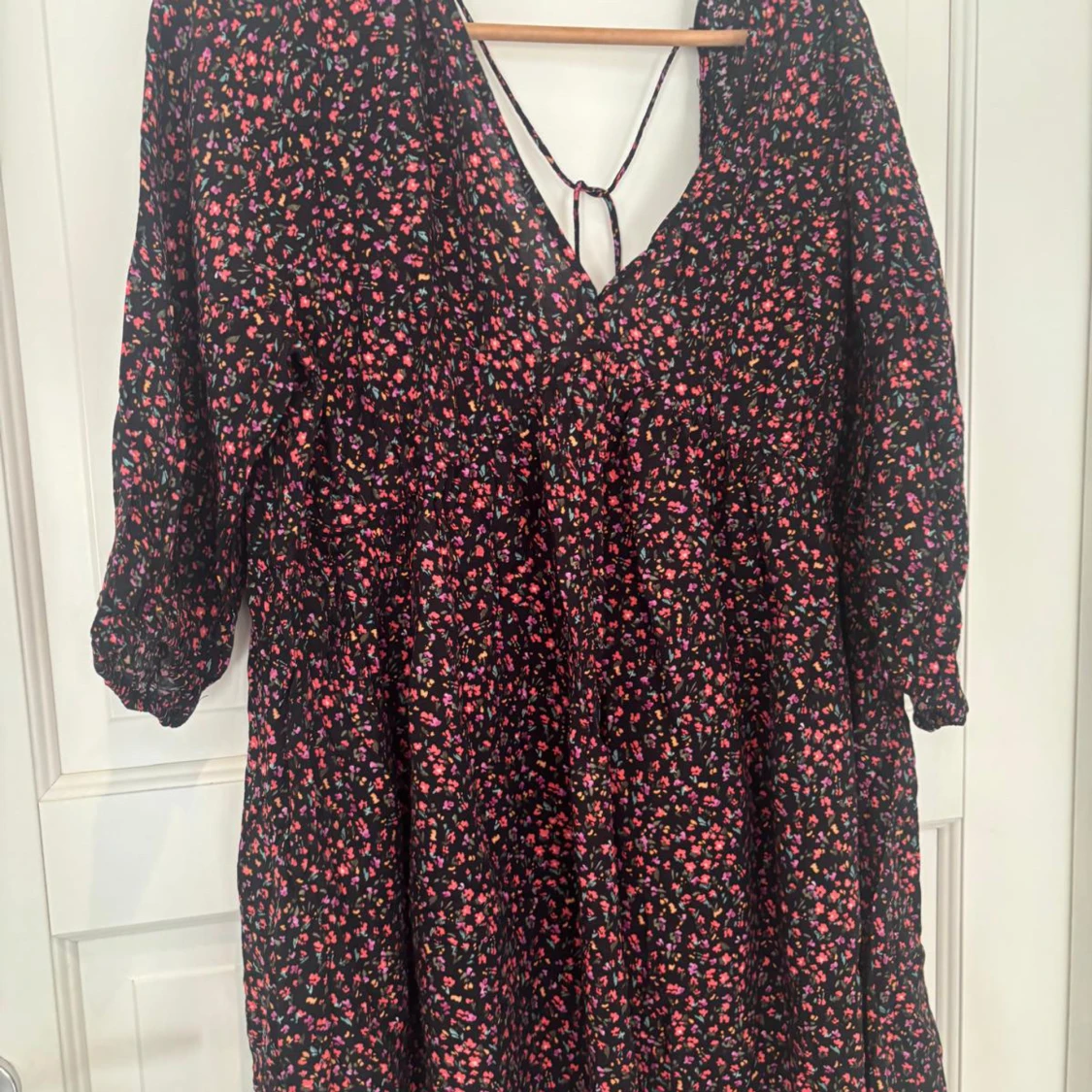 Svart blommig klänning med knyt - 2