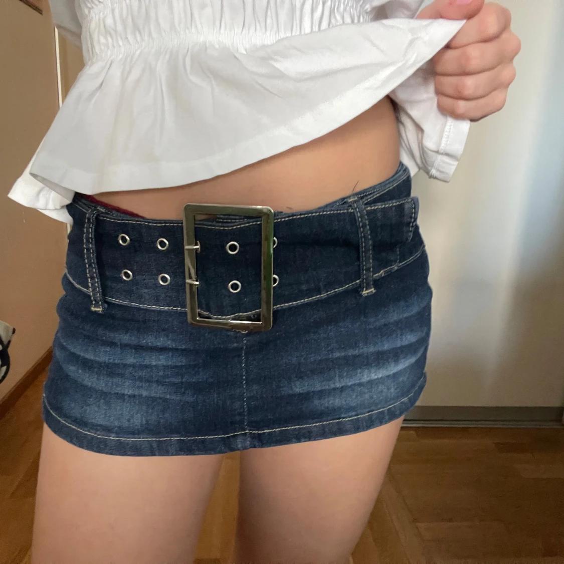 Mörkblå jeanskjol med bälte