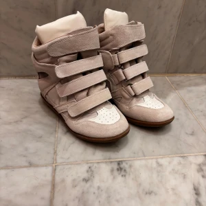 Isabel Marant skor - Helt nya isabel marant skor! Säljer då dem inte passa. Tyvärr kommer inte boxen med eftersom jag tappat bort den! Inga byten. Fråga på! Små i storlek!