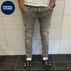Replay Jeans  - Säljer dessa sjukt snygga Replay Jeansen med sjukt snygga slitningar. Storlek W30 och modellen är 180 cm lång och väger 65kg. Pris 499kr. Tveka inte att kontakta om fler bilder eller andra funderingar// CS😁