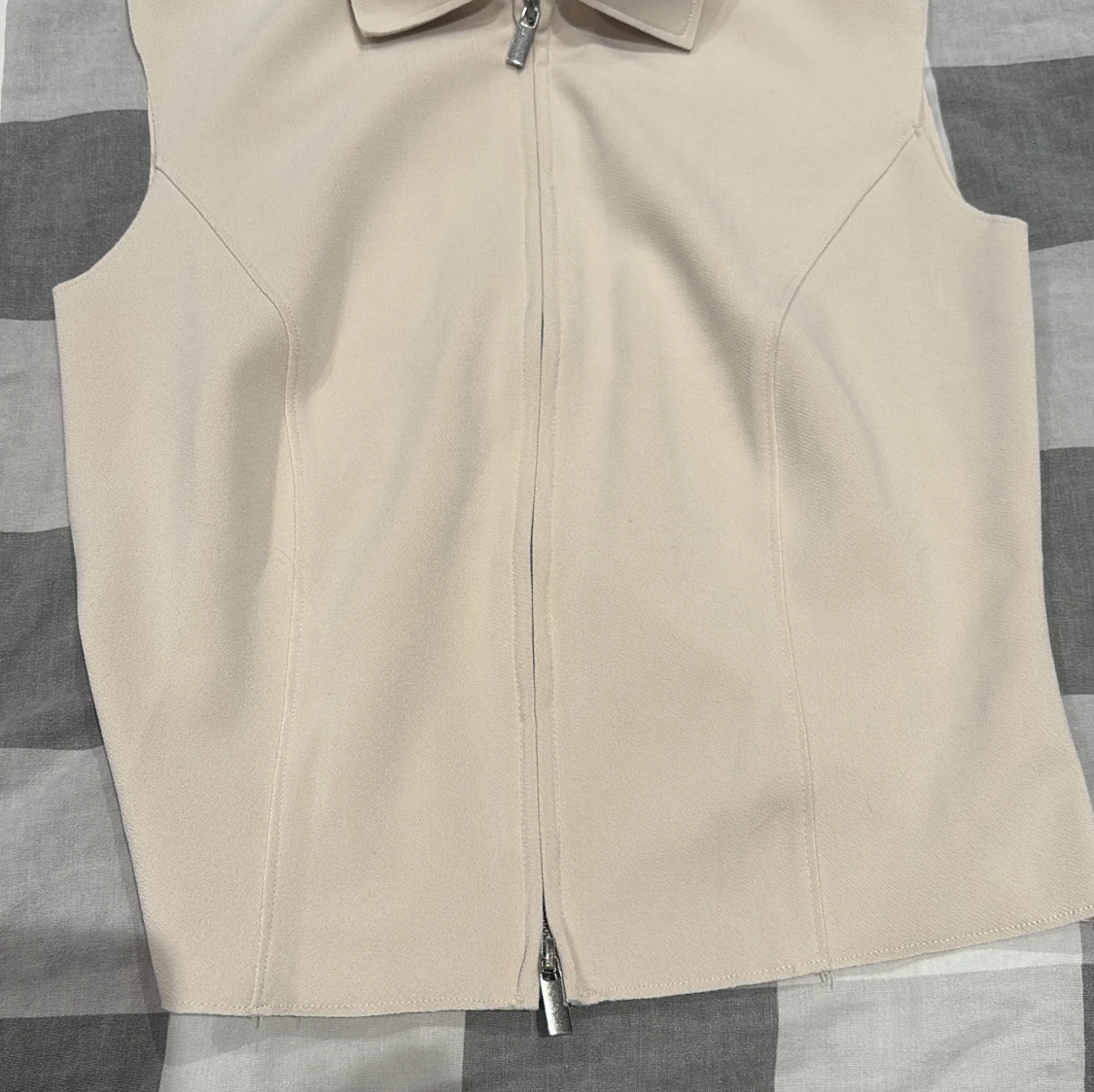 Beige väst med dragkedja och krage - 1