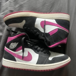 Nike Air Jordan 1 svart/rosa sneakers - GARDEROBSRENSNING! Samma här, små i strl. Passar mig som har 39. Bra men väldigt använda, saknar låda därav priset! 