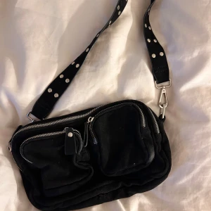 Svart handväska - Säljer denna svarta väskan från Gina som är  inspirerad av Noella väskorna❣️Bra skick men använd!