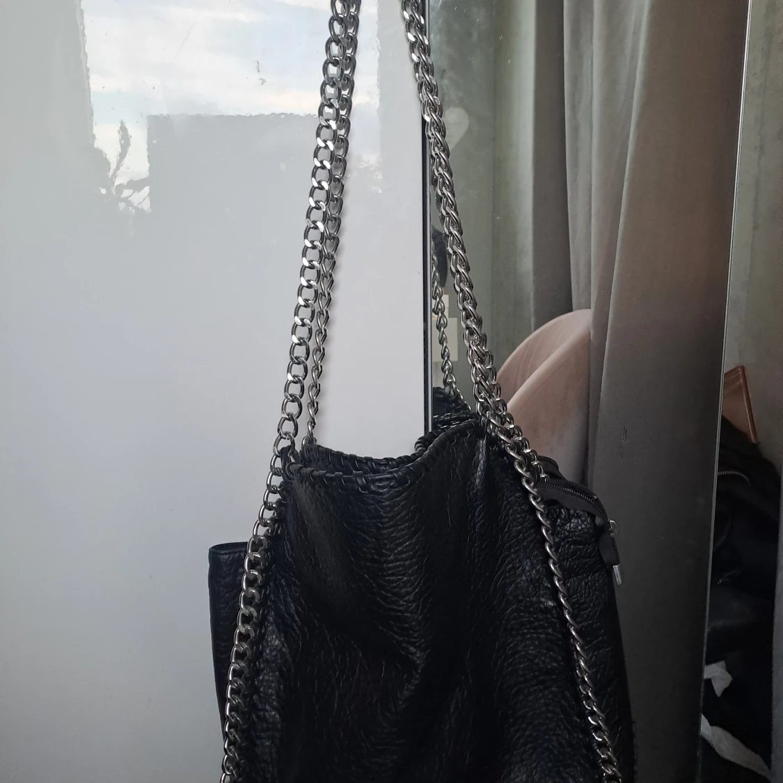 Svart axelväska med kedja från Tiamo