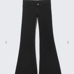 Svarta bootcut jeans Cheap Monday - Helt nya svarta lågmidjade utsvängda jeans, säljer för att dom var för småa 