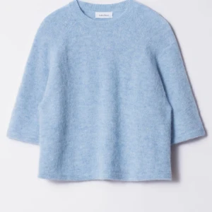 Ljusblå stickad tröja & Other Stories - Blå stickad T-shirt från &Otter stories i storlek xs💞💞