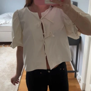 Vit blus  - Jättesöt vit blus från Gina Tricot i storlek S. 