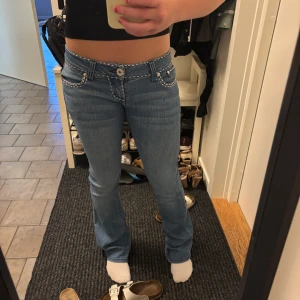 Lågmidjade bootcut jeans - Ett par jättesnygga jeans, använda max 5 gånger. Säljer pågrund av att de inte kommer till användning. Jag bär vanligtvis str 34 eller W25 L32