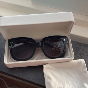 CHIMI 08 svart - Snygga svarta solglasögon från CHIMI i stil 08. Aldrig använda, all orginalförpackning finns kvar. Tveka inte att skriva om du undrar något! 💌