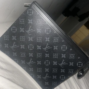 LV voyage eclipse mongrom handväska - En LV voyage handväska i svart eclipse monogram