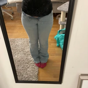 Ljusblå bootcut jeans - Dom har ett håll på låret och säljer därför rätt så billigt men det går att sy. Har inte dragkedja stäng för att dom är för små för mig 