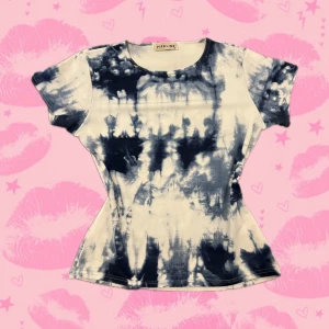Blåvit tie-dye topp från Pipeline - Supersnygg vintage blåvit topp från Pipeline med coolt tie-dye mönster. Modellen är figurnära med korta ärmar och rund halsringning. Tillverkad i mjuk polyesterblandning som ger en skön stretchig känsla. Perfekt för dig som gillar unika och trendiga plagg!