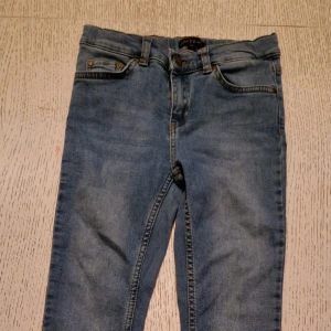 Blå jeans från XOXO stl 146 - Snygga blå jeans från XOXO. Storlek 146. Smala ben. Fint använt skick. 