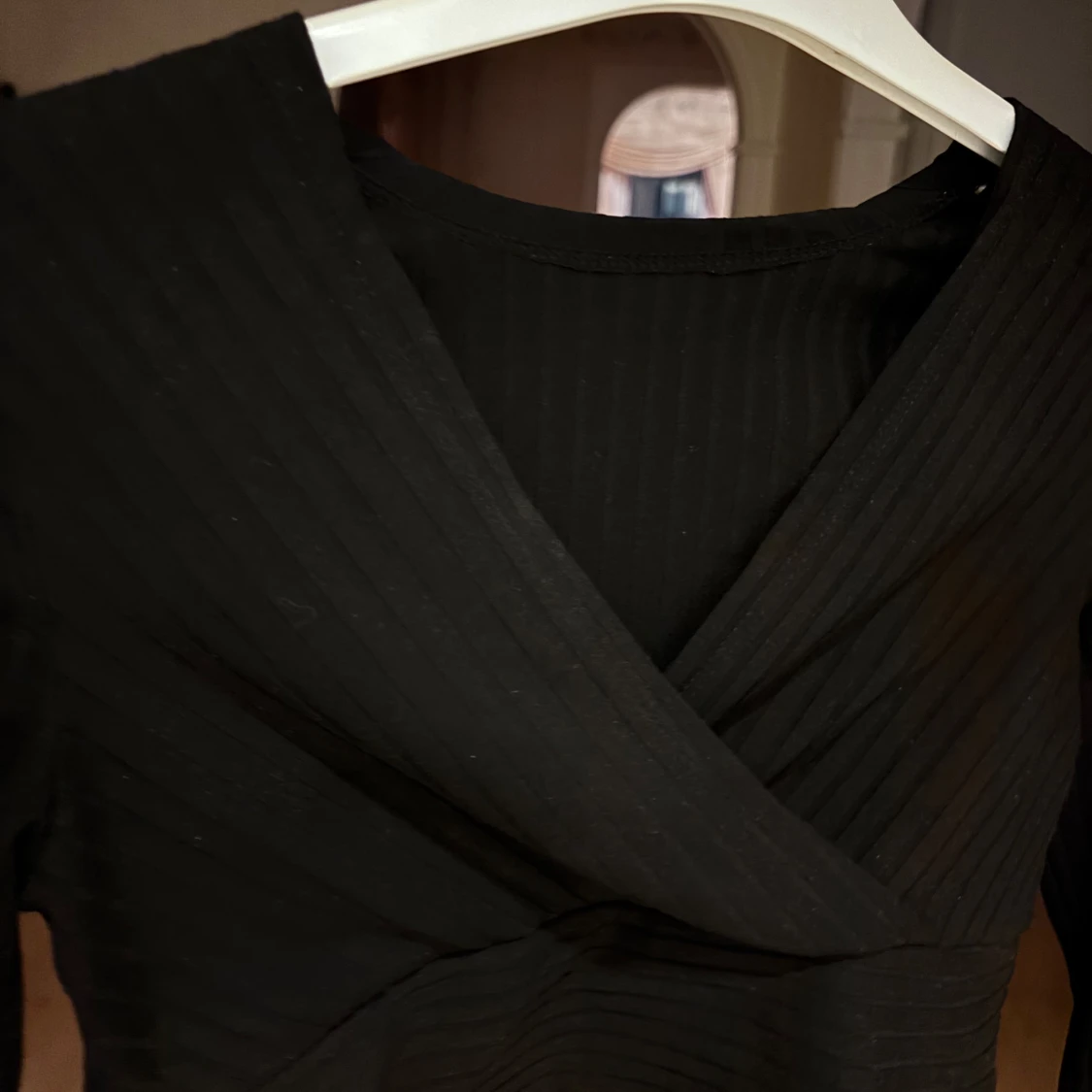 Svart omlottopp med ribbade detaljer - 1