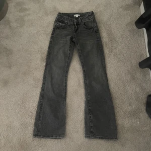 Grå bootcut jeans från Gina Tricot - Säljer ett par helt oanvända jeans ALDRIG ANVÄNT DOM pris kan diskuteras❤️