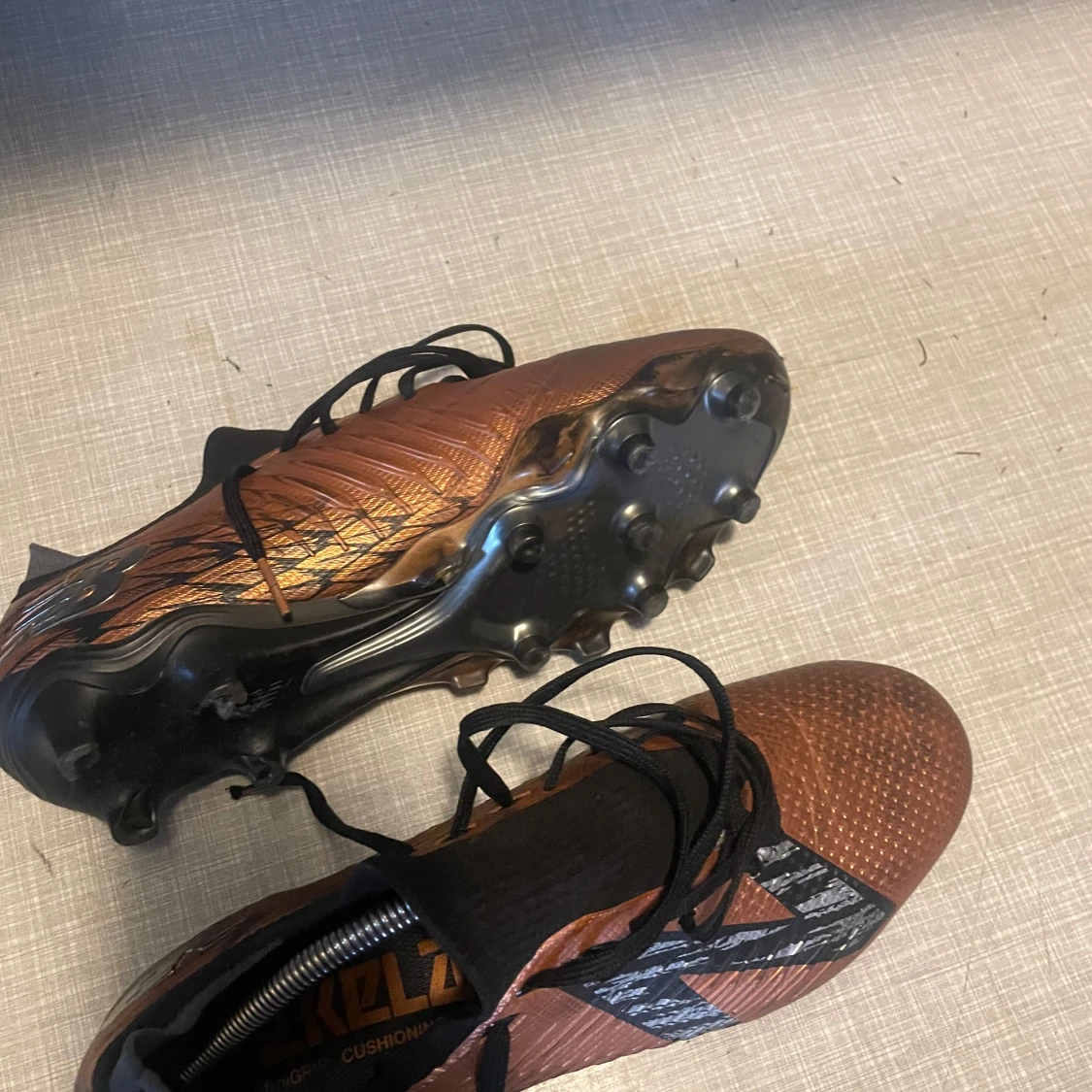 Bronsfärgade fotbollsskor med snörning - 1