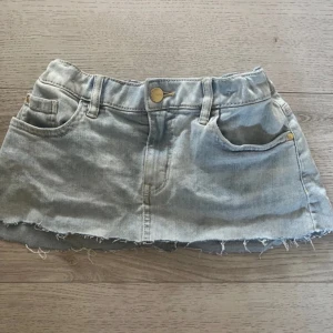 Ljusblå jeanskjol - Lågmidjad kjol 