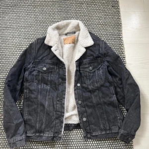 Svart jeansjacka med teddyfoder -  svart jeansjacka 