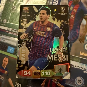 Lionel Messi Limited Edition - Coolt samlarkort med fotbollsstjärnan Lionel Messi i Barcelona-tröja! Perfekt för dig som älskar fotboll, samlar på sportkort eller vill ha något unikt i din samling. Kortet har färgstark design och visar Messis imponerande stats. Vid minsta fundering eller prisförslag, tveka inte på att höra av er!