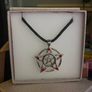 Halsband med pentagram - Unikt halsband med en silverfärgad pentagram-berlock. Köpt på secondhand. Skriv vid frågor❤️
