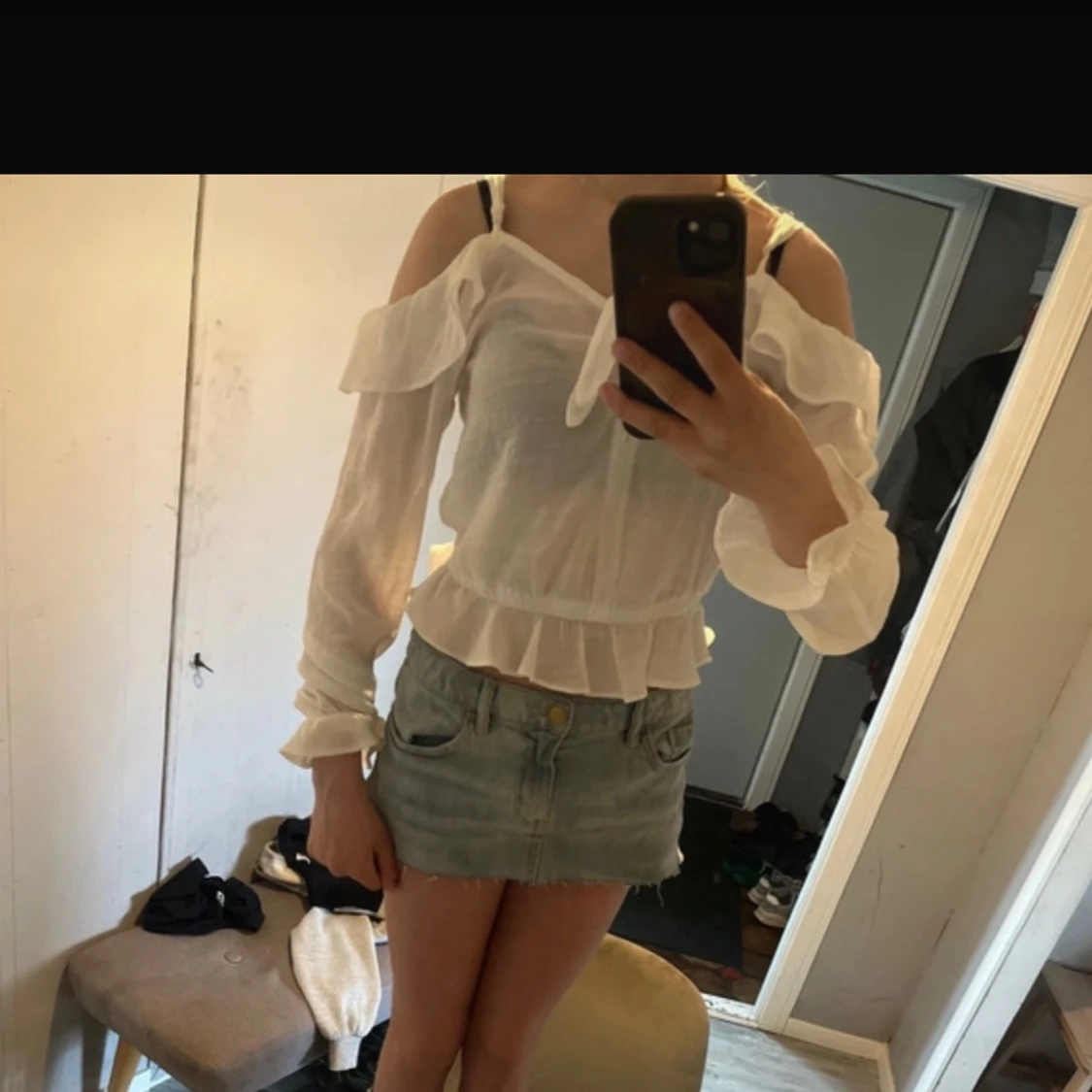 Vit blus med volang och offshoulder - 1