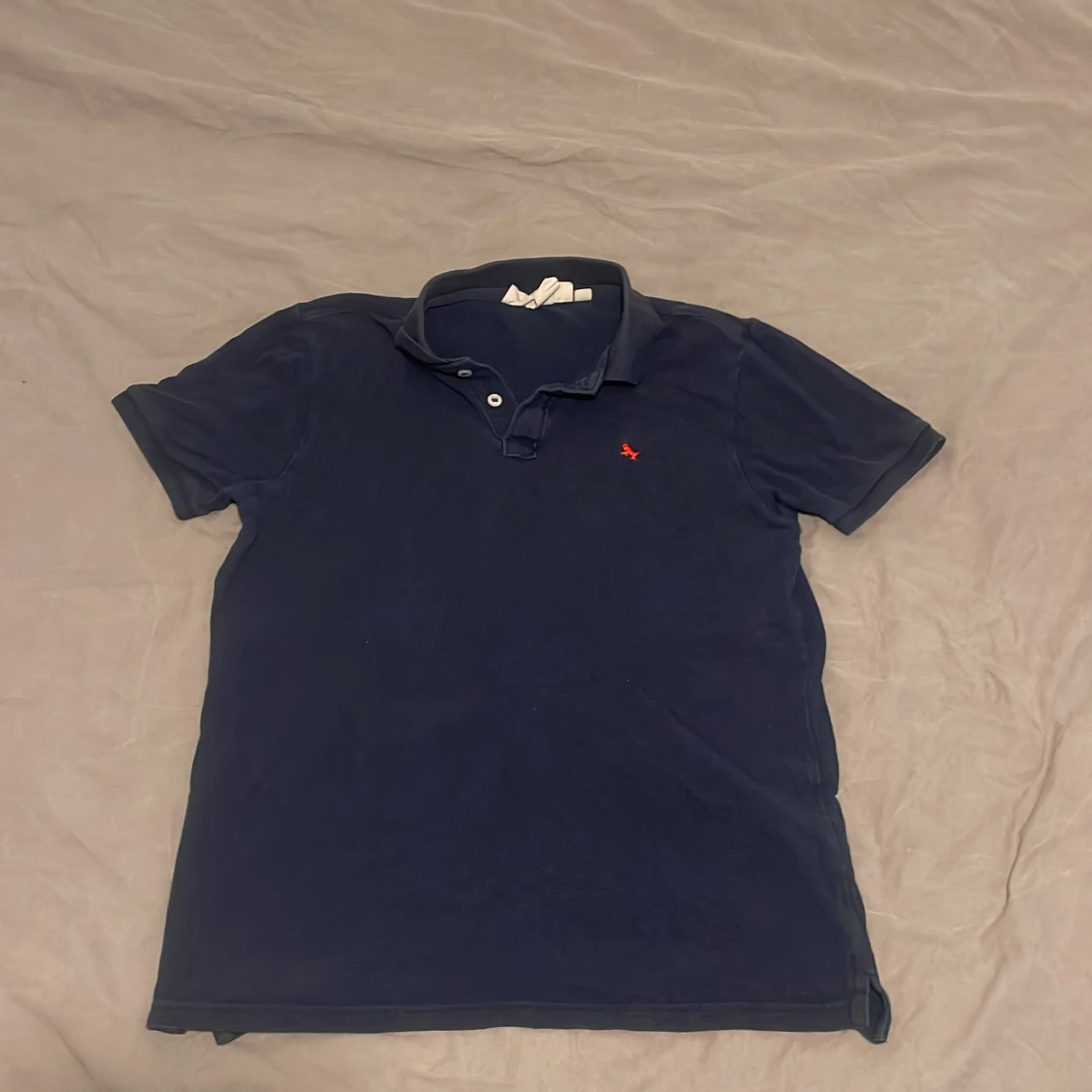 Mörkblå pikétröja från H&M