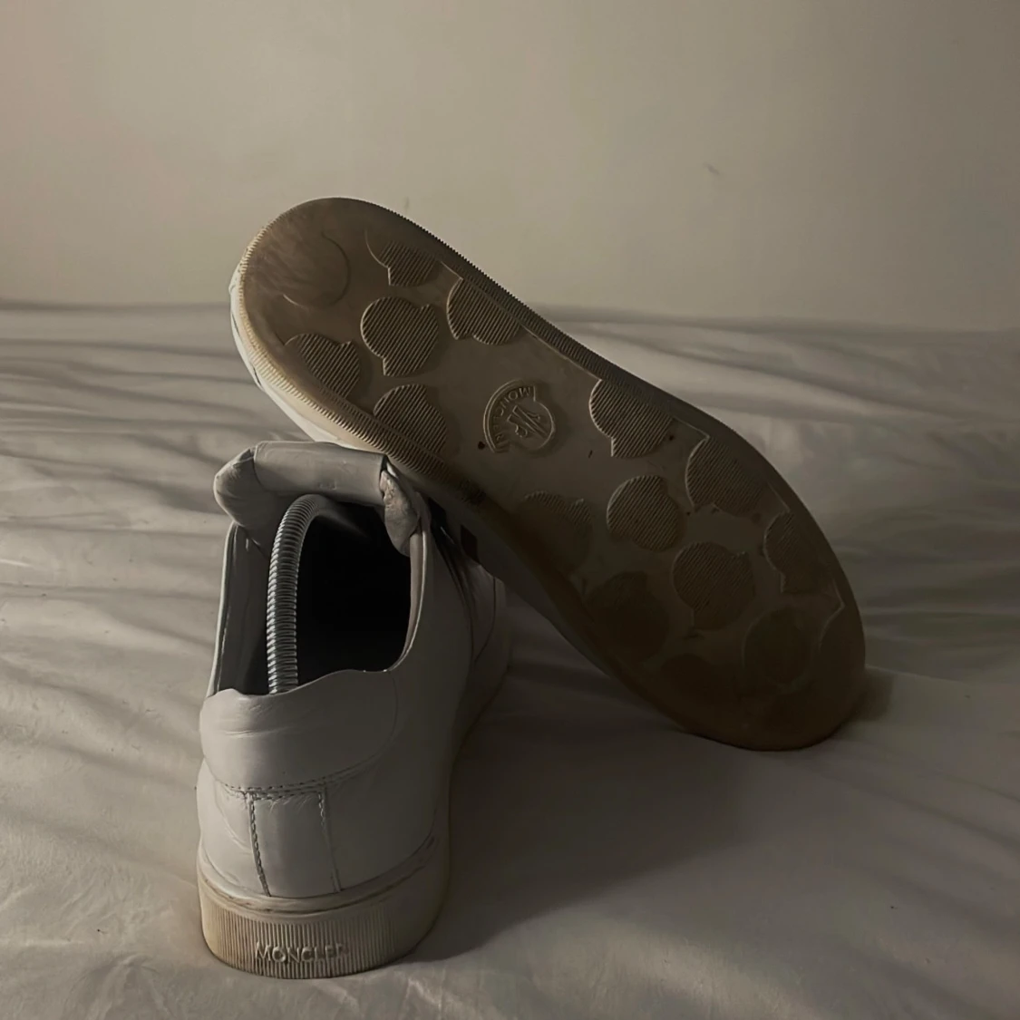 Vita Moncler sneakers med röd/blå rand - 4